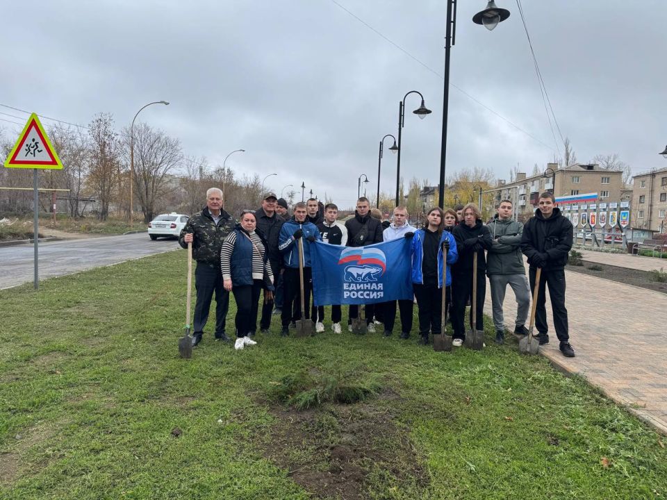 Сергей Козенко: Сегодня с председателем Совета Краснодонского муниципального округа Владимиром Шавлаем и активистами партии «Единая Россия» принял участие в мероприятии по озеленению города Краснодона