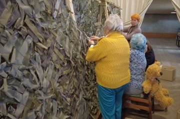 Андрей Сухачев: Вместе с Сенатором РФ Дарьей Лантратовой посетили волонтерский пункт "Все для Победы"