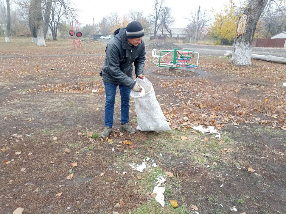 В пгт. Новодарьевка продолжаются работы по благоустройству общественных территорий