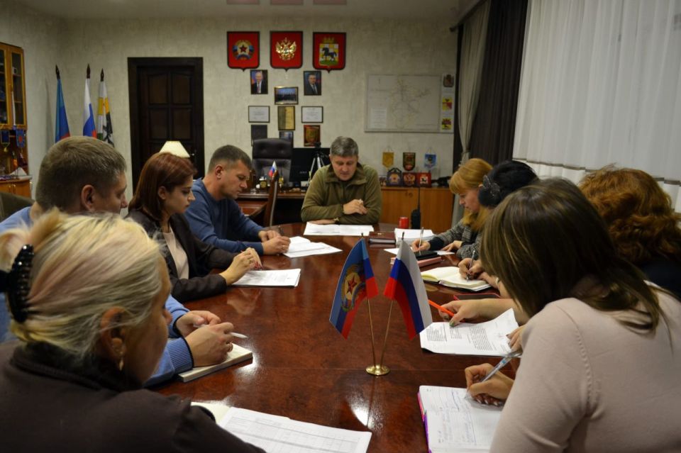 Глава Старобельского муниципального округа Владимир Чернев провел заседание балансовой комиссии