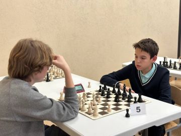 Шахматная партия единства. Вчера состоялся шахматный турнир под названием «Шахматная партия единства», организованный Штабом общественной поддержки «Единой России» и Федерацией Шахмат ЛНР