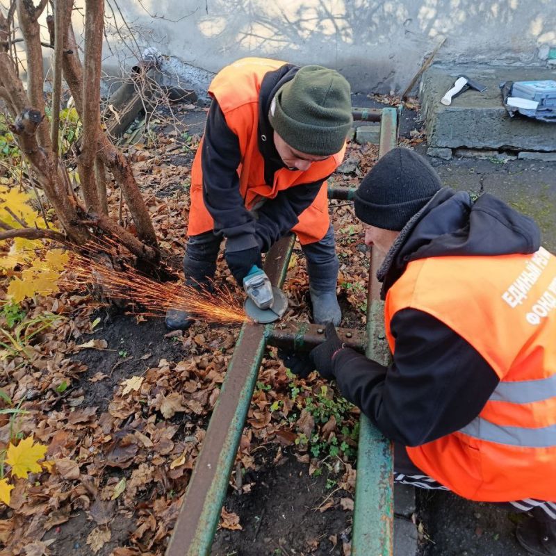 Брянковский филиал НКО «Единый региональный фонд по управлению МКД на территории ЛНР» продолжает плановую работу по благоустройству придомовых территорий