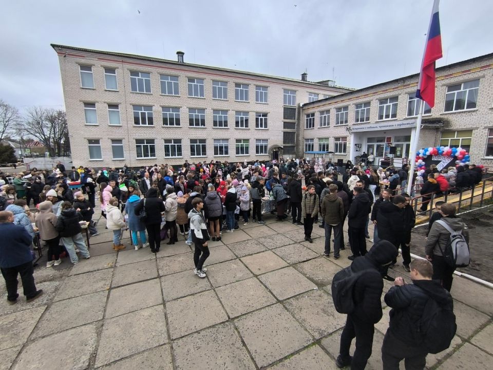 В ГБОУ ЛНР "Белокуракинская школа № 1" состоялась благотворительная ярмарка "Своих не бросаем", которая объединила детей и взрослых ради доброго дела