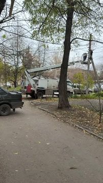 Сотрудники «Горсвета» ремонтируют и модернизируют уличное освещение не только на улицах Луганска, но и во дворах