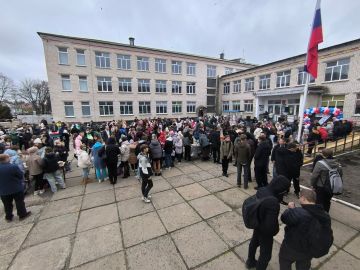 В ГБОУ ЛНР "Белокуракинская школа № 1" состоялась благотворительная ярмарка "Своих не бросаем", которая объединила детей и взрослых ради доброго дела