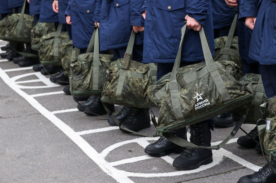 Срочникам хотят поднять оклады с 2758 до 7500 рублей