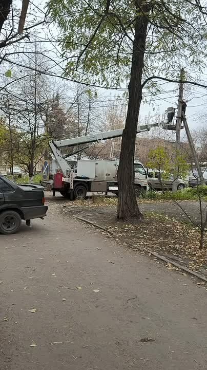 Сотрудники «Горсвета» ремонтируют и модернизируют уличное освещение не только на улицах Луганска, но и во дворах