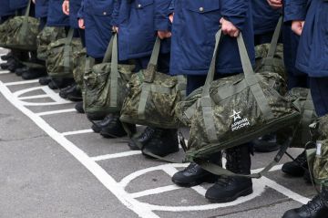 Срочникам хотят поднять оклады с 2758 до 7500 рублей