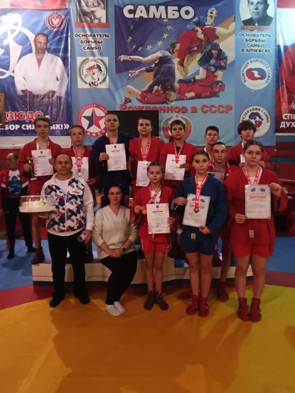 В рамках проекта "Самбо - школа жизни!" победителя Фонда президентских грантов, учащиеся школьного спортивного клуба Ясеновской гимназии им. Ю. В. Стеценко приняли участие в Открытых городских соревнованиях города Алчевска...