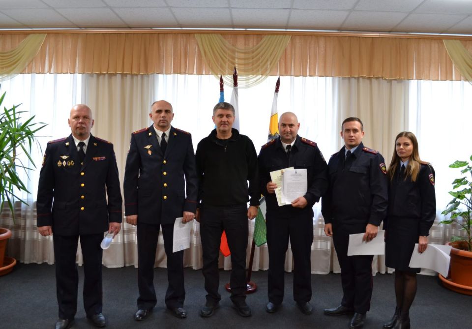 Владимир Чернев: В честь Дня сотрудника органов внутренних дел вручил благодарности сотрудникам Отдела МВД России «Старобельский»