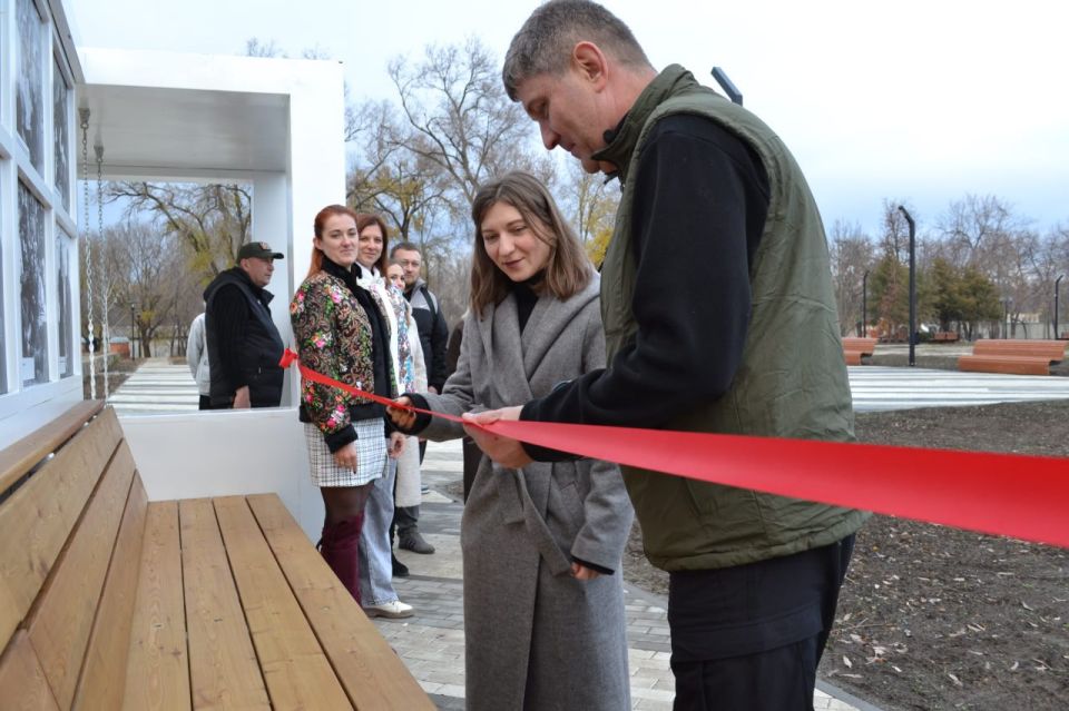 Владимир Чернев: Открыл уличную выставку «Театральная площадь» в Парке культуры и отдыха города Старобельск