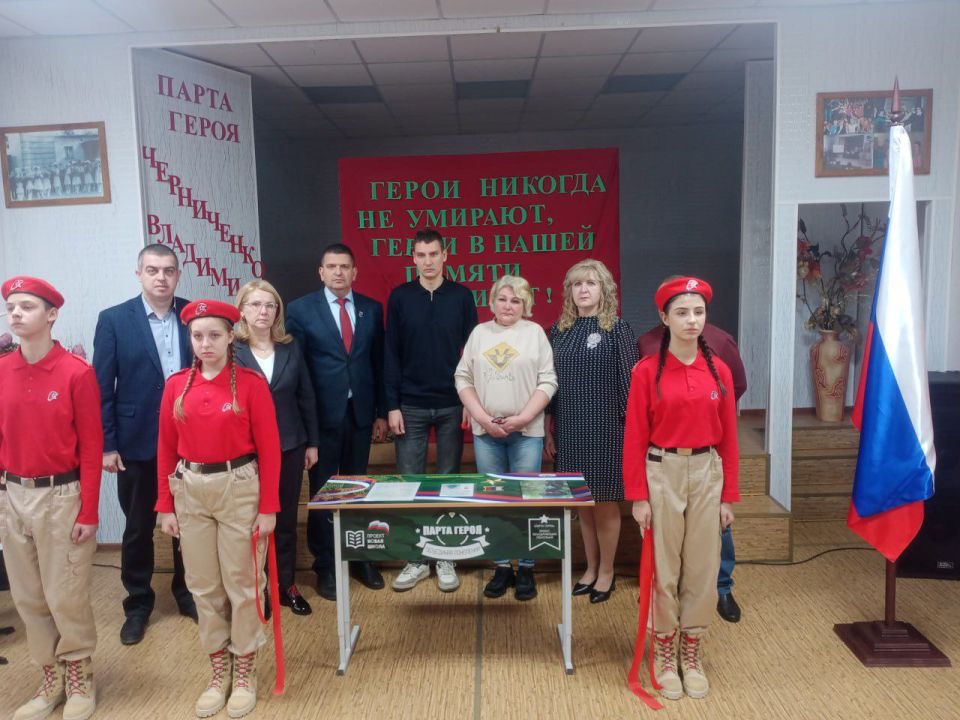 Олег Коваль: Сегодня в ГБОУ ЛНР «Старобельская средняя школа №2» состоялось знаменательное событие — торжественное открытие очередной парты Героя в рамках реализации федерального партийного проекта «Новая школа»...