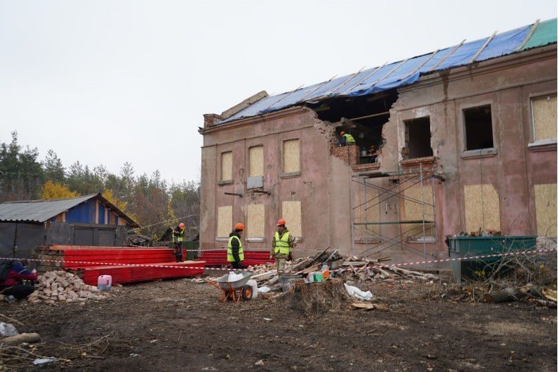 Красноярские строители продолжают восстановление дома на ул. Новодолжанская, пострадавшего в результате удара ВСУ