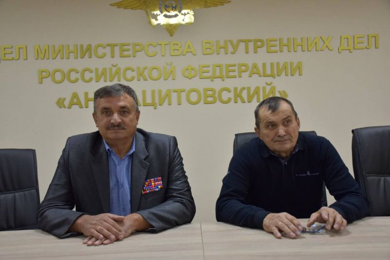 Антрацитовские правоохранители провели встречу с молодыми сотрудниками органов внутренних дел