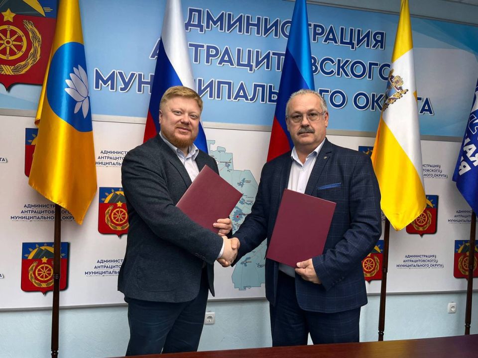 В пятницу с рабочим визитом Антрацит посетил министр образования и науки Луганской Народной Республики Иван Кусов