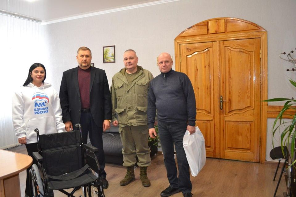 Представитель Удмуртии подарил современную инвалидную коляску участнику СВО из Лутугино