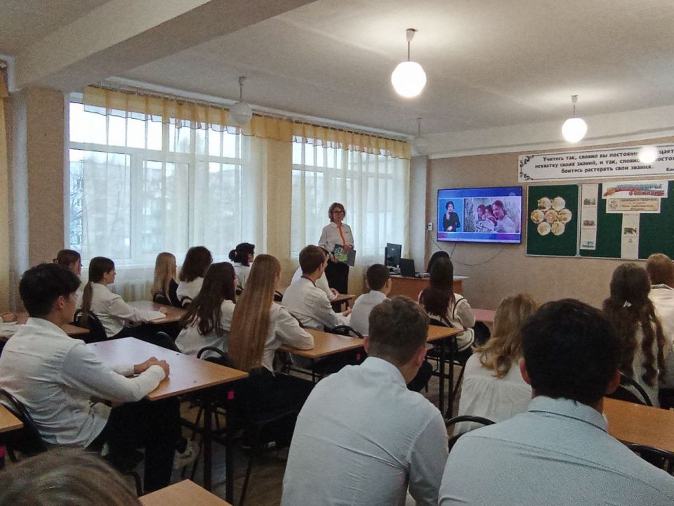 В рамках курса внеурочной деятельности «Разговоры о важном» советник директора по воспитанию Елена Кулинко провела занятие для обучающихся 10 - 11 классов, тема которого — «Селекция и генетика. К 170-летию со дня рождения...