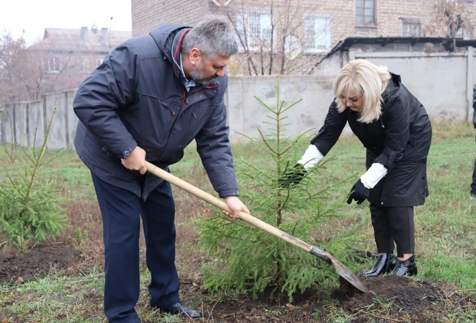 В Алчевске высадили «Аллею памяти»