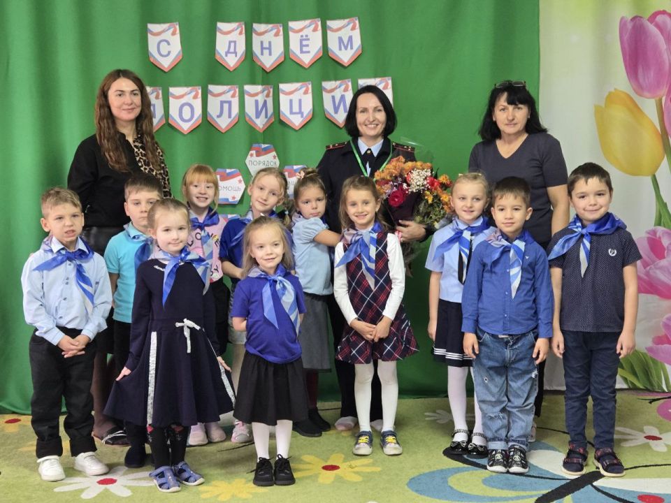 111111Сотрудники полиции в свой профессиональный праздник посетили старобельский детский сад