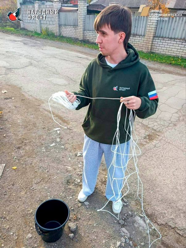 Спасли и накормили. Беззащитный кот по неосторожности упал в канализационную яму, но, к счастью, коллеги из Алчесвкой Молодёжки оказались рядом! С помощью ведра и верёвки пушистого друга немедленно выручили