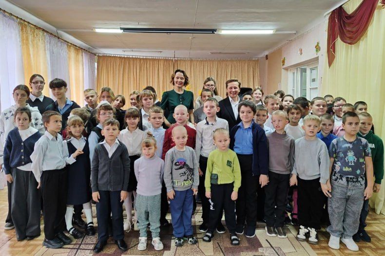 Артисты из Красноярска спели в стенах Червонопартизанской школы-интернат