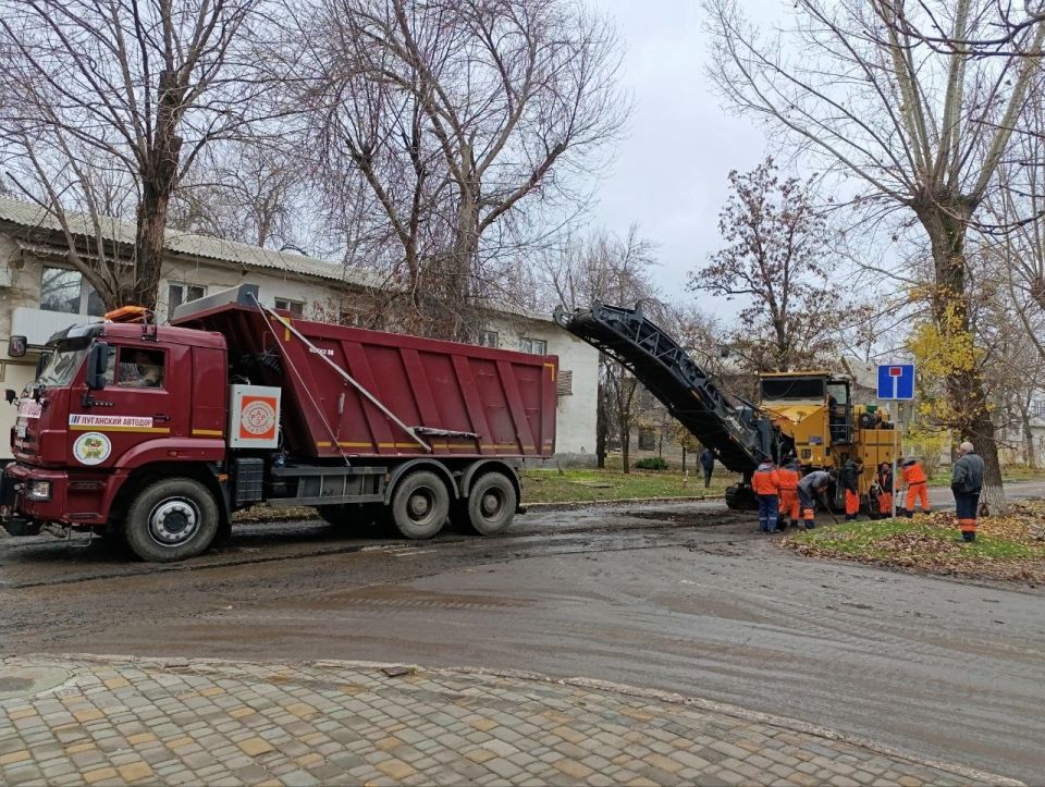 Сергей Крамаренко: В рамках реализации программы по благоустройству подрядная организация «Луганский автодор» приступили к ремонту участка автодороги в городе Зимогорье по улице Луначарского