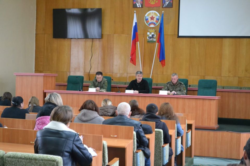 Глава Старобельского муниципального округа Владимир Чернев провел совещание с сотрудниками отдела обеспечения жизнедеятельности территорий, осуществляющими работу непосредственно в населённых пунктах муниципального...