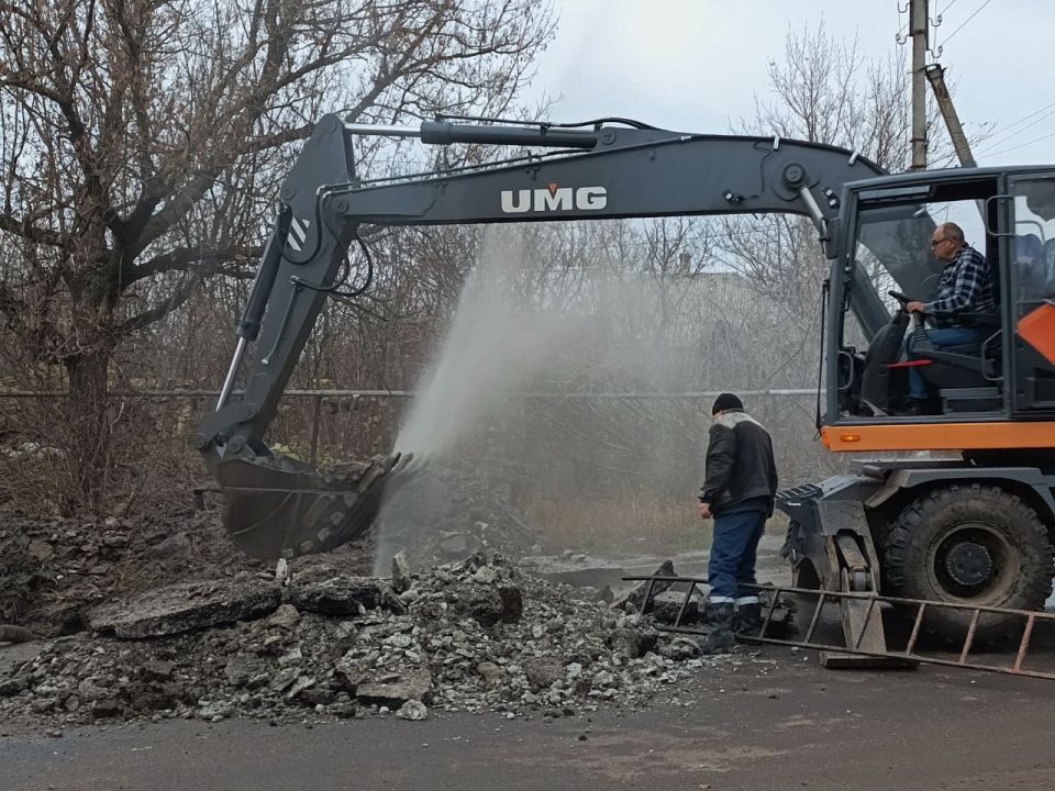 Алчевское управление «Луганскводы» ведет плановый ремонт на двух магистральных водоводах, которые обеспечивают водоснабжением свыше 170 тыс