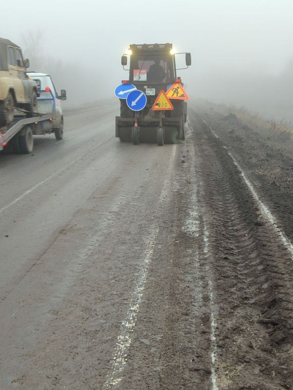 Специалисты дорожных служб регулярно очищают трассы республики от наносного грунта
