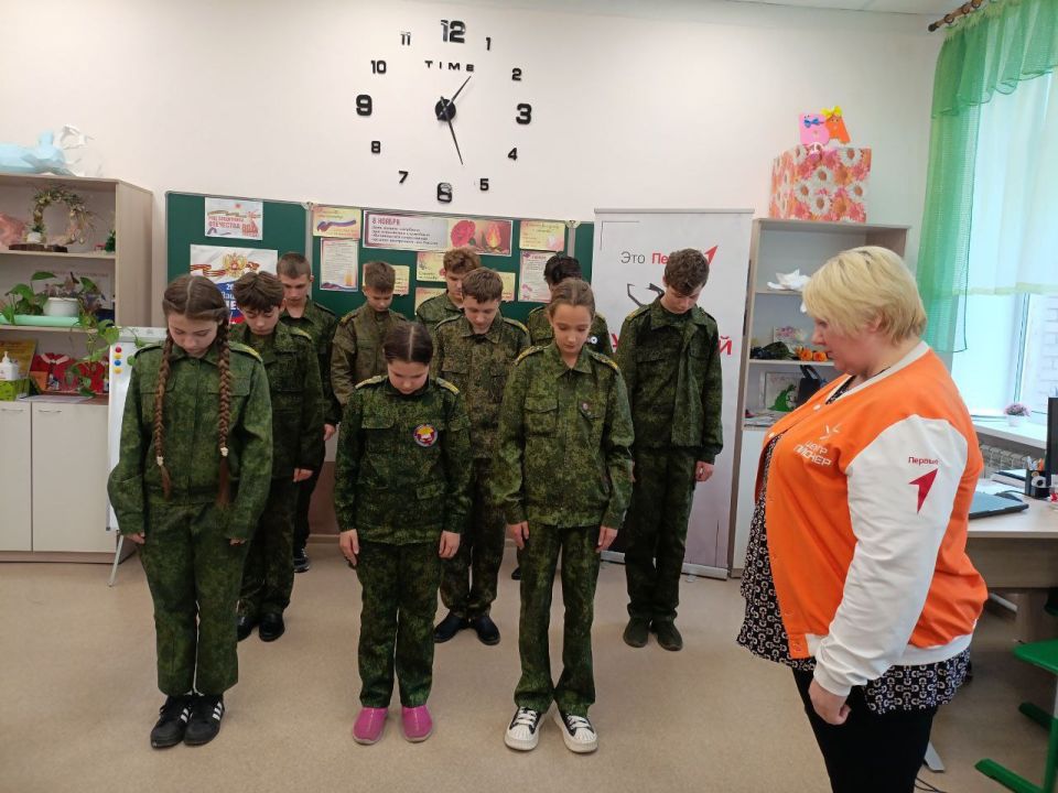 В Брянковской гимназии советник директора Оксана Черкашенко провела урок мужества на тему "Подвиг во имя жизни"