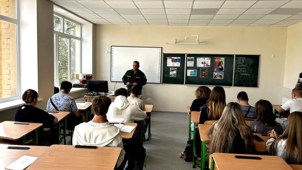 В Рубежанской школе №2 проведено мероприятие по военно – профессиональной ориентации молодежи
