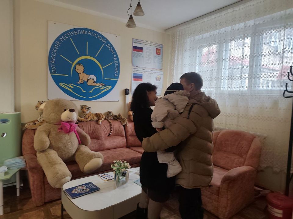 Снова дома!. Сердце замирает от простой, но такой важной радости: мальчик вернулся в свою семью! Это возвращение стало возможным благодаря неравнодушным людям — специалистам Филиала № 14 «Республиканского центра социальной...