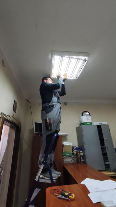 Электрики из Удмуртии восстановили электроснабжение в административном здании в городе Лутугино