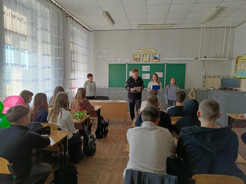 Работники Дома культуры им Ленина пгт Новодарьевка совместно с сотрудниками отдела жизнеобеспечения пгт Новодарьевка провели час полезной информации «Нет наркотикам», для обучающихся Новодарьевско школы им. В.Д. Луганского