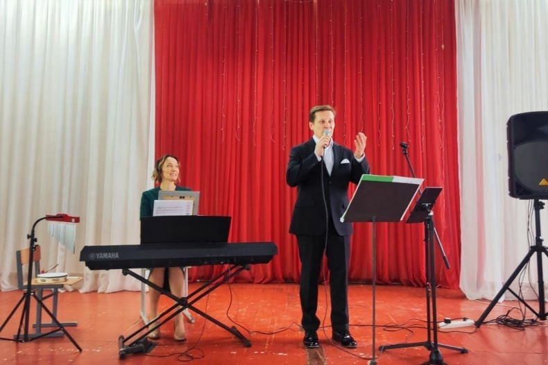 Красноярские артисты, участники медиапроекта «СВОя флешка», завершили своё турне по округу выступлением в Свердловской СШ №5