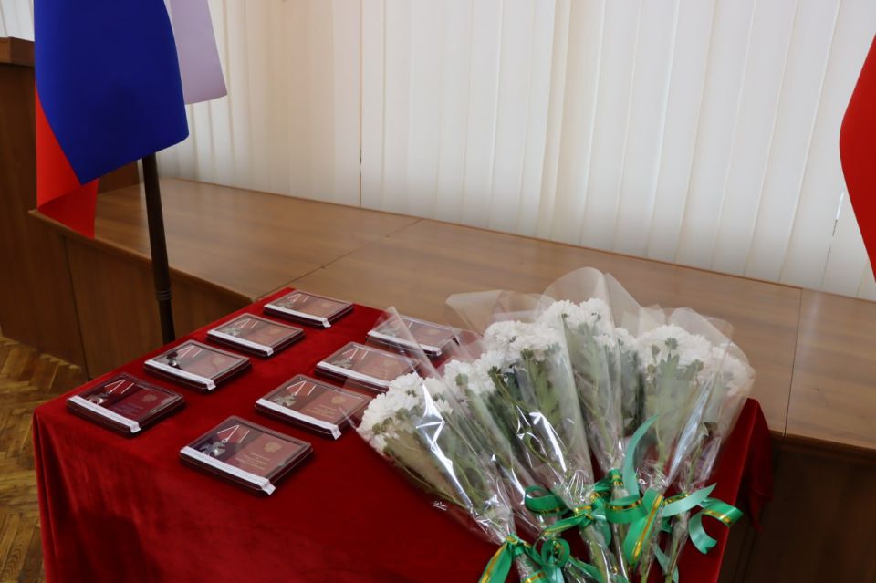 Евгений Бондарь: Совместно с военным комиссаром Лутугинского района Владимиром Петренко вручил государственные награды Российской Федерации родным военнослужащих, погибших при защите Отечества