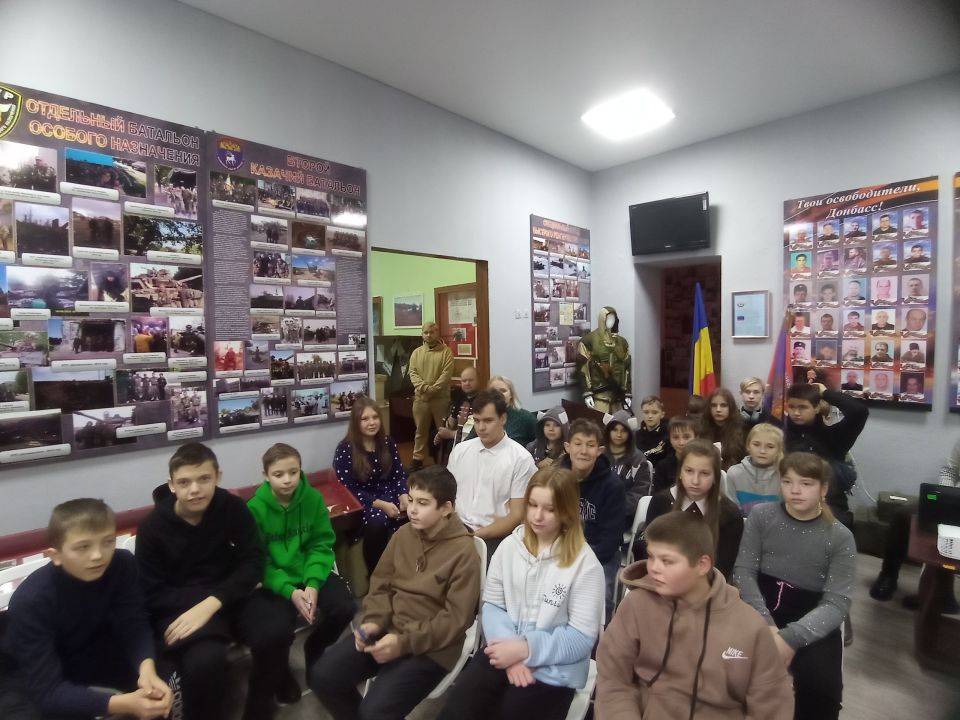 Сегодня, в рамках патриотического воспитания подрастающего поколения, в музее истории города Ровеньки была проведена акция «Мы едины, значит мы непобедимы. Наша Родина – Россия!»