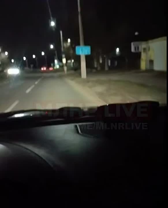 111111 Полицейские доставили в медучреждение женщину, разгуливающую обнажённой по центру Луганска и попавшей на видео