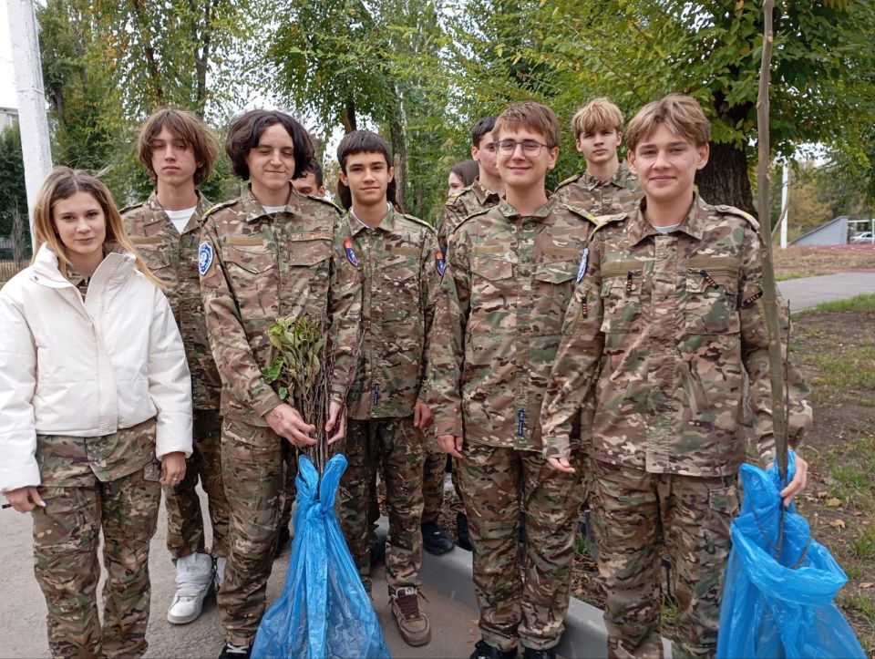 Порядка 100 саженцев фруктовых деревьев высадили в учреждениях образования