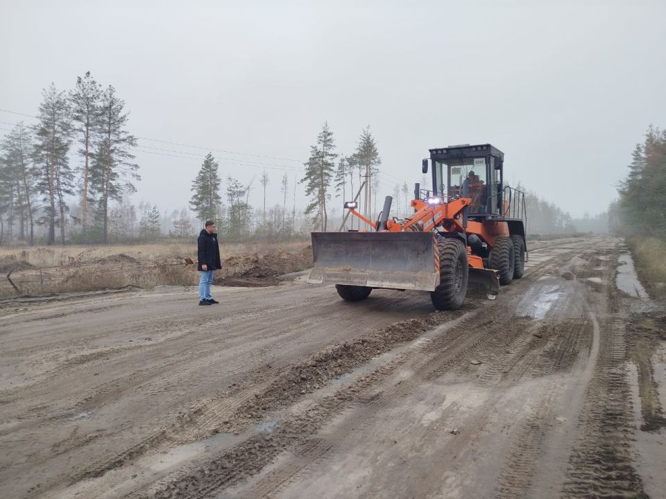 Вячеслав Третьяков: Мой помощник, Владимир Запорожец, лично проинспектировал ход работ по грейдированию дорог в населенном пункте Кременского муниципального образования