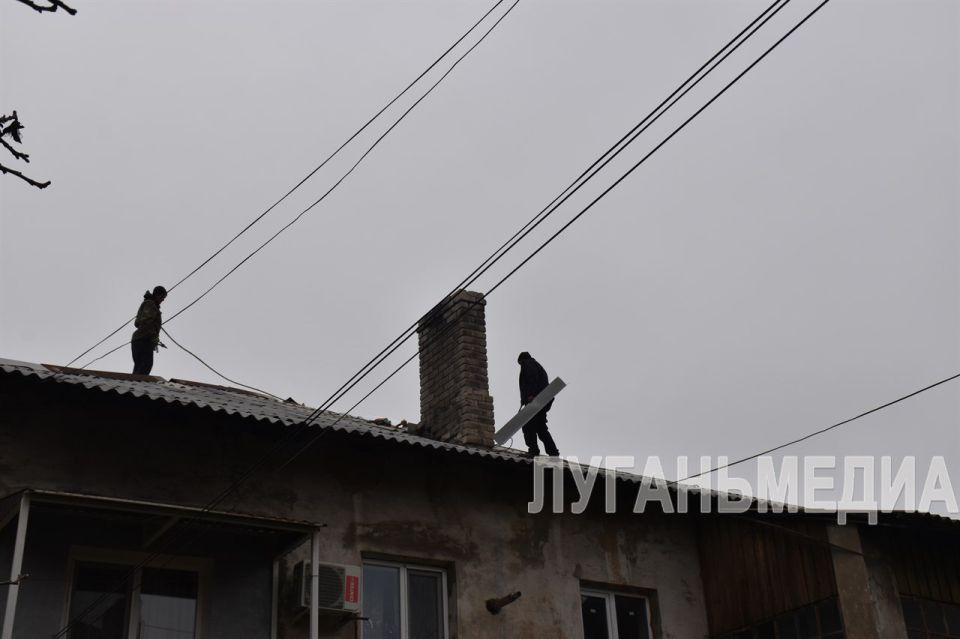 В Брянке продолжаются работы по ремонту кровель домов