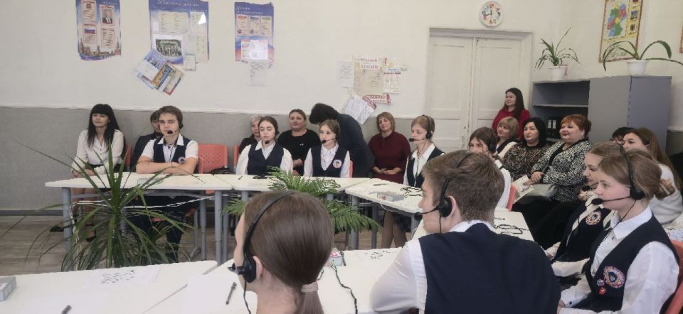 Сегодня в Ясеновской гимназии им.Ю.В.Стеценко педагогический коллектив презентовал свой сборник, в котором раскрыта тема реализации сетевого взаимодействия