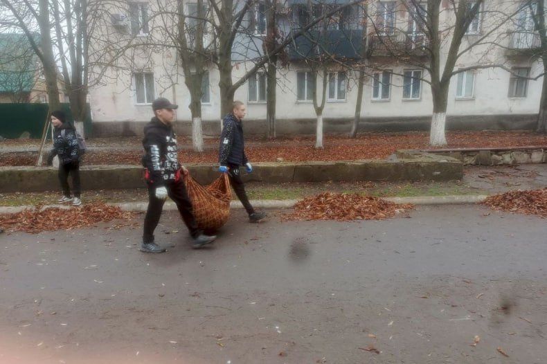 В пгт Комсомольский активно готовятся к наступлению зимы