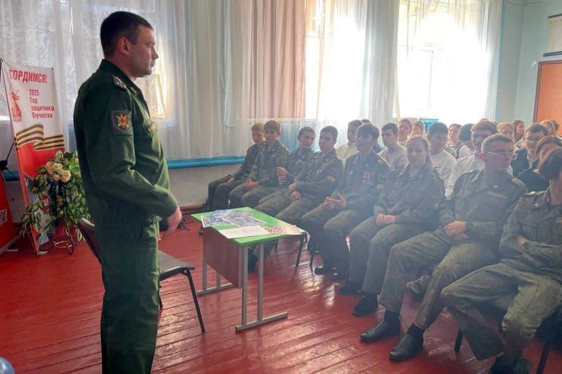 В Свердловской средней школе №9 сотрудники военного комиссариата провели мероприятие по военно-патриотическому воспитанию молодежи