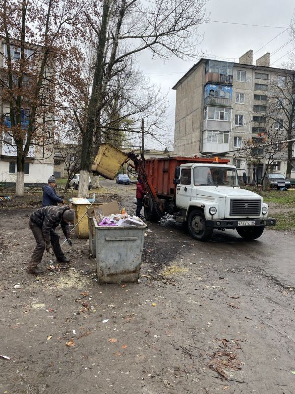 Коммунальные службы города проводят плановую и очень важную работу – уборку мусора в местах расположения мусорных баков по ул. Молодежной