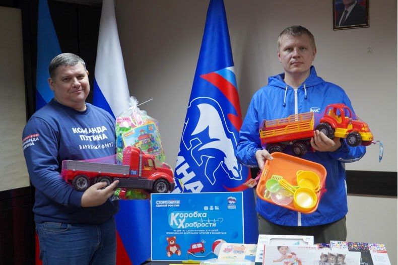 В Свердловском округе представители Красноярского края дарят награду маленьким пациентам медучреждений за храбрость