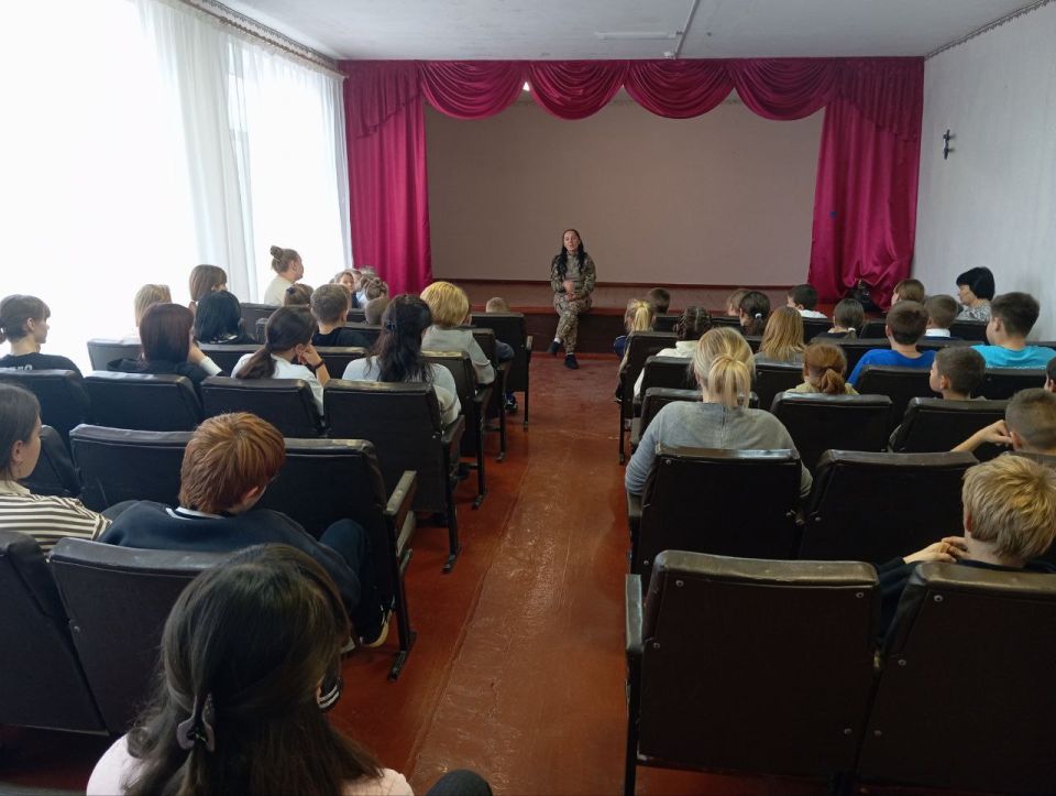 Вячеслав Третьяков: В Епифановской школе Кременского МО организована и проведена встреча учащихся со старшим инспектором ПДН ОМВД России "Кременской" по следующим темам: