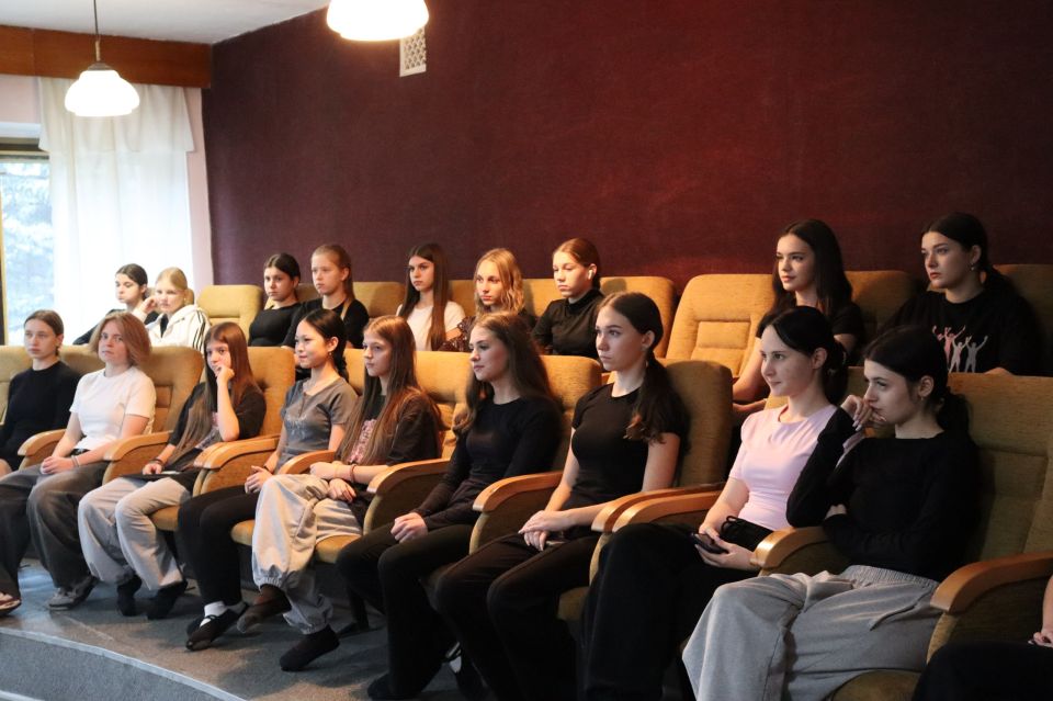 Во Дворце культуры имени Горького сотрудниками была проведена беседа с подростками о правилах безопасности