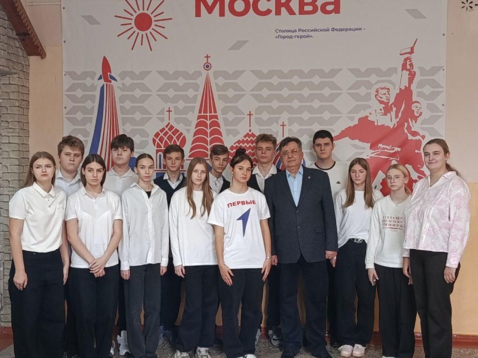 Омский поэт устроил литературный праздник в гимназии Стаханова