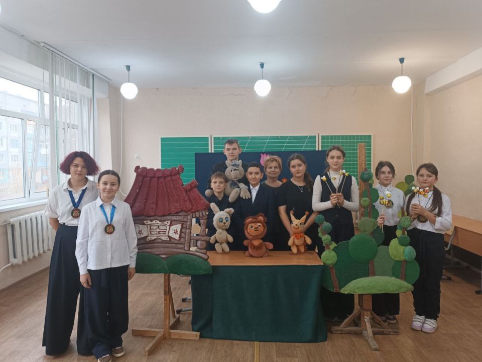 В Брянковской средней школе № 9 состоялась замечательная творческая встреча юных театралов и маленьких зрителей